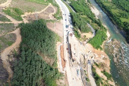 Điểm sạt lở trên tuyến cao tốc La Sơn - Hòa Liên. Ảnh: Hà Minh