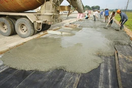 Theo khoản 4 Điều 68 Luật Đấu thầu, căn cứ quy mô, tính chất của gói thầu, giá trị bảo đảm thực hiện hợp đồng được quy định trong hồ sơ mời thầu theo mức xác định từ 2% đến 10% giá hợp đồng. Ảnh: Kiên Linh