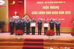 Thừa ủy quyền của lãnh đạo Đảng, Nhà nước, Thượng tướng Nguyễn Quang Ngọc, Thứ trưởng Bộ Quốc phòng trao Huân chương Lao động hạng Nhất, Nhì cho Thiếu tướng Nguyễn Hữu Ngọc và Đại tá Nguyễn Thế Lực