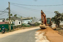 Một số gói thầu sửa chữa đường bộ có đơn giá vật tư, vật liệu thấp hơn giá thị trường nên không thu hút được nhà thầu tham dự. Ảnh: Nhã Chi