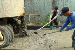 Các công trình xây dựng đang vào giai đoạn cao điểm đẩy nhanh tiến độ, nhưng nguồn cung bê tông thương phẩm liên tục bị gián đoạn. Ảnh: Nhã Chi