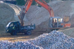 Việc xác định đơn giá vật liệu xây dựng nên dựa trên diễn biến thị trường cũng như điều kiện cụ thể của từng công trình. Ảnh: Lê Tiên