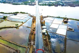 Cầu Gành Hào có tổng mức mức đầu tư 655 tỷ đồng đã được thông xe nhân dịp kỷ niệm 50 năm ngày Giải phóng miền Nam, thống nhất đất nước. Ảnh: Trần An