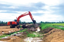 Chi phí vật liệu, nhiên liệu, ca máy tăng gây áp lực chi phí lên nhà thầu và làm chậm tiến độ các dự án đầu tư xây dựng. Ảnh: Lê Tiên