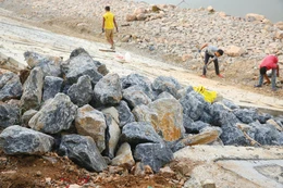 Gói thầu Xây dựng kè sông Long Hồ (bờ Phường 4) do Ban Quản lý dự án dân dụng và công nghiệp tỉnh Vĩnh Long làm chủ đầu tư. Ảnh minh họa: Nhã Chi