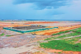 Tại Kỳ họp thứ 10, Quốc hội đã thông qua một số luật, nghị quyết, trong đó sửa đổi, bổ sung nhiều nội dung liên quan trực tiếp đến quy định của pháp luật về đấu thầu lựa chọn nhà đầu tư thực hiện dự án đầu tư kinh doanh. Ảnh: Khôi Lê