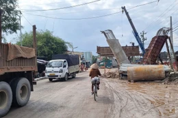 Sau gần 3 năm thi công, điểm nghẽn mặt bằng vị trí cầu vượt đường sắt trên tuyến Quốc lộ 14E vẫn chưa được tháo gỡ. Ảnh: Hà Minh