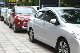 Lệ phí cấp mới chứng nhận đăng ký với xe ô tô chở người từ 9 chỗ trở xuống (bao gồm cả xe con pick-up) là 14 triệu đồng. Ảnh: Tiên Giang