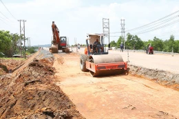 Dự án Cải tạo, nâng cấp Huyện lộ 22 (đoạn nối từ cầu 17/1 mới đến bến đò Phước Lý), xã Bình Khánh, huyện Mỏ Cày Nam có tổng mức đầu tư 90,8 tỷ đồng. Gói thầu số 14 có giá 64,654 tỷ đồng, do Ban Quản lý dự án giao thông tỉnh Vĩnh Long làm chủ đầu tư, trực tiếp mời thầu, dự kiến mở thầu vào ngày 5/1/2026. Ảnh: Nhã Chi