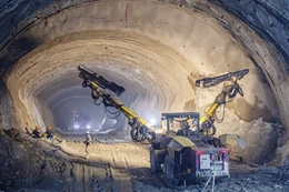 Nhiều nhà thầu sẵn sàng đầu tư phát triển khoa học công nghệ, đầu tư thiết bị, máy móc và mạnh dạn áp dụng sáng kiến thi công để đẩy nhanh tiến độ triển khai các công trình hạ tầng trọng điểm. Ảnh: Tiên Phong