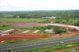 Nhiều dự án thành phần thuộc cao tốc Bắc - Nam bị vướng mặt bằng tại các trạm dừng nghỉ, đường gom bổ sung và tuyến nhánh. Ảnh: Song Lê