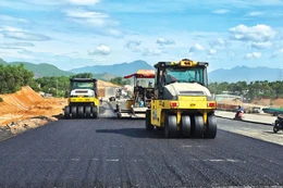 Nhà thầu tiến hành thảm bê tông nhựa cao tốc Hòa Liên - Túy Loan. Ảnh: Minh Hạnh