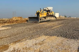 Dự án Xây dựng đường trục Đông - Tây (đoạn nối Quốc lộ 37 với ĐT295), huyện Hiệp Hòa có tổng chiều dài tuyến khoảng 5,7 km, tổng mức đầu tư khoảng 473 tỷ đồng. Ảnh: Thùy Linh