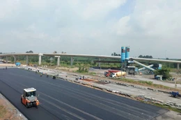 Nhà thầu tăng tốc thi công Dự án thành phần 1 thuộc cao tốc Biên Hòa - Vũng Tàu, góp phần đẩy nhanh tiến độ giải ngân vốn đầu tư công. Ảnh: Ngọc Tuấn