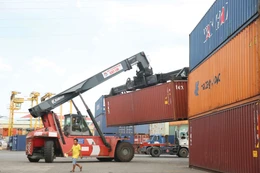 Bộ Tài chính sẽ giao Cục Hải quan ra quyết định công nhận địa điểm tập kết, kiểm tra, giám sát hàng hóa xuất khẩu, nhập khẩu tập trung như khu vực cảng biển, cảng hàng không... Ảnh: Tiên Giang