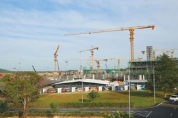 Để khuyến khích doanh nghiệp phát triển xanh và bền vững, các chủ đầu tư cần xây dựng tiêu chuẩn công trình xanh ngay từ giai đoạn xây dựng hồ sơ mời thầu. Ảnh: Lê Tiên