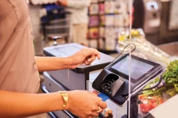 Hóa đơn điện tử đóng vai trò quan trọng trong tiến trình chuyển đổi số của ngành thuế, giúp tối ưu chi phí và tăng cường tính minh bạch trong quản lý. Ảnh: NC st