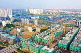 Bộ Xây dựng đề xuất rút ngắn thời gian cấp phép xuống còn 10 ngày làm việc đối với trường hợp cấp giấy phép xây dựng công trình, 7 ngày làm việc đối với nhà ở riêng lẻ (giảm 50% so với quy định cũ). Ảnh: Lê Tiên