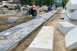Thi công cải tạo vỉa hè dịp cuối năm đặt ra nhiều áp lực với đơn vị thi công. Ảnh: Phú An