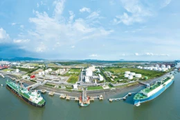 Tổ hợp kho cảng PV GAS VUNG TAU rộng hơn 40 ha, có khả năng đón nhận những "siêu tàu" chở LNG trọng tải lên đến 100.000 DWT