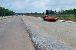 Gói thầu xây dựng đường Nguyễn Thị Hạnh (tỉnh Tây Ninh) có giá 7,134 tỷ đồng, do Phòng Kinh tế hạ tầng và đô thị phường Long An mời thầu. Ảnh: Tiên Giang