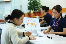 Khả năng tiếp cận vốn của doanh nghiệp ngày càng bị thu hẹp do lãi suất cho vay có xu hướng tăng và một số ngân hàng đã cạn room tín dụng. Ảnh: Nguyễn Thuyên