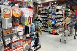 Hộ kinh doanh có doanh thu hàng năm dưới 1 tỷ đồng không bắt buộc sử dụng hóa đơn điện tử có mã của cơ quan thuế hoặc hóa đơn điện tử khởi tạo từ máy tính tiền có kết nối dữ liệu với cơ quan thuế. Ảnh: Tiên Giang