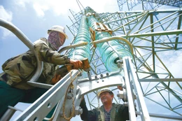 Đầu tư phát triển hệ thống hạ tầng giao thông, hạ tầng điện là một trong những bước đi thiết yếu để hiện thực hóa các mục tiêu tăng trưởng. Ảnh: Lê Tiên