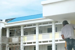 Việc kê khai bằng cấp, chứng chỉ của nhân sự chủ chốt đôi khi xảy ra sự cố ngoài ý muốn. Minh họa: Phú An