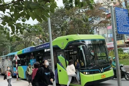 Hà Nội sẽ hoàn thành lộ trình chuyển đổi phương tiện xe buýt điện, năng lượng xanh vào năm 2030. Ảnh: Nhã Chi