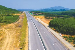 Dự án cao tốc Bắc - Nam phía Đông đoạn Vân Phong - Chí Thạnh gồm 2 gói thầu xây lắp lựa chọn nhà thầu thông qua chỉ định thầu, dự kiến đưa vào sử dụng dịp 2/9/2025. Ảnh: Đức Hùng