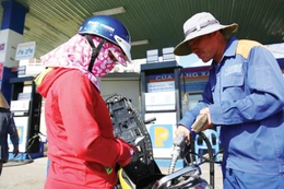 Việc điều chỉnh chính sách thuế được xem là giải pháp cấp bách nhằm góp phần kiềm chế đà tăng giá xăng dầu. Ảnh: Khánh Trang