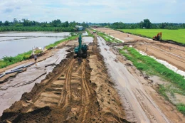 Khu vực Đồng bằng sông Cửu Long có nhiều dự án đang trong giai đoạn tăng tốc thi công dẫn tới nhu cầu nguồn vật liệu rất lớn. Ảnh: Tiến Giang