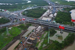 Dự án Vành đai 3 TP.HCM, trong đó có dự án thành phần 4 đoạn qua tỉnh Tây Ninh, đang được các nhà thầu dồn lực thi công nhằm đảm bảo tiến độ xây dựng và giải ngân vốn đầu tư công. Ảnh minh họa: Lê Toàn