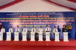Bấm nút khởi công gói thầu rà phá bom mìn và di dời hạ tầng kỹ thuật Dự án Xây dựng đường cao tốc TP.HCM - Mộc Bài. Ảnh: NT