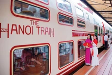 Đoàn tàu 2 tầng "Hà Nội 5 cửa ô" (The Hanoi Train) mang lại cho du khách những trải nghiệm độc đáo với không gian tái hiện lịch sử và các hoạt động văn hóa địa phương. Ảnh: An Chi