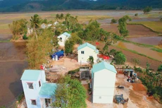 Những nếp nhà mới được dựng lên với ánh điện bừng sáng cho thấy nhịp sống đời thường dần trở lại trên các miền quê. Ảnh: Công Nam