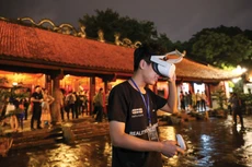 Khách tham quan trải nghiệm không gian văn hóa tại Văn Miếu - Quốc Tử Giám với sự hỗ trợ của công nghệ số. Ảnh: Minh Sơn
