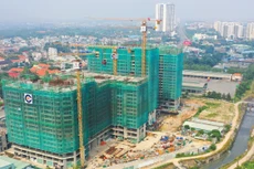 Chi phí lãi vay tăng cao, dòng tiền thực từ bán hàng đang trở thành yếu tố quyết định khả năng tồn tại và phát triển của doanh nghiệp địa ốc. Ảnh: Song Lê