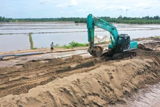 Thiếu hụt vật liệu xây dựng, vật liệu san lấp là thách thức đối với việc hoàn thành đúng tiến độ nhiều công trình hạ tầng. Ảnh: Lê Tiên