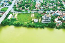 Dự án Tổ hợp thương mại dịch vụ tại 243 Nguyễn Sinh Cung, phường Mỹ Thượng, TP. Huế nằm sát sông Hương. Ảnh: Nguyễn Vương