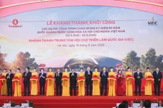 Các đồng chí lãnh đạo, nguyên lãnh đạo Đảng, Nhà nước cắt băng khánh thành công trình Trung tâm Hội chợ Triển lãm Việt Nam. Ảnh: Trần Hải