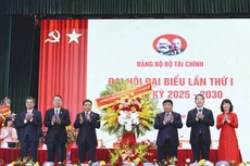 Đồng chí Nguyễn Chí Dũng (thứ ba từ phải sang) - Ủy viên Trung ương Đảng, Ủy viên Ban Thường vụ Đảng ủy Chính phủ, Phó Thủ tướng Chính phủ tặng hoa chúc mừng Đại hội đại biểu Đảng bộ Bộ Tài chính lần thứ I, nhiệm kỳ 2025 – 2030