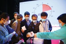 Một số ý kiến băn khoăn việc nâng tỷ lệ đặt cọc từ tối đa 20% lên mức tối thiểu 20% và tối đa 50% giá khởi điểm có thể làm giảm tính cạnh tranh. Minh họa: Nhã Chi