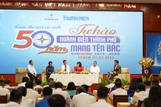 Nhà văn Trầm Hương (áo đỏ), nhiếp ảnh gia Vũ Hải Sơn (áo xanh), Anh hùng lao động Trương Thái Sơn (người đeo caravat) và đại diện 2 khách hàng của ngành điện tham gia chương trình giao lưu