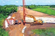 Giá vật liệu xây dựng và nhiên liệu đồng loạt leo thang đang tạo áp lực lớn lên các nhà thầu, đặc biệt tại các dự án giao thông trọng điểm. Ảnh: Lê Tiên 