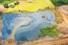 Nhiều nhà thầu xây dựng phản ánh phải mua vật liệu xây dựng với giá cao hơn nhiều so với giá trong hợp đồng. Ảnh: Xuân Mộc