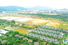 Việc ban hành Nghị quyết của Chính phủ tháo gỡ, xử lý vướng mắc để triển khai các dự án là cần thiết để khơi thông điểm nghẽn, huy động tối đa nguồn lực đất đai, phục vụ mục tiêu phát triển kinh tế - xã hội. Ảnh: Lê Tiên