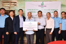 Đại diện Công ty CP Lọc hóa dầu Bình Sơn trao tiền hỗ trợ gia đình ông Huỳnh Kiễn (tại xã Vệ Giang, tỉnh Quảng Ngãi) sửa nhà