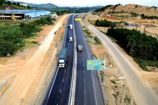 Dự án cao tốc Hòa Liên - Túy Loan qua Đà Nẵng vẫn chưa thể hoàn thiện đồng bộ các hạng mục do vướng mắc mặt bằng . Ảnh: Hà Minh